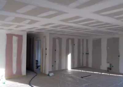 Pose de faux plafond à Saint-Vit : comment l’entretenir et prolonger sa durée de vie ?